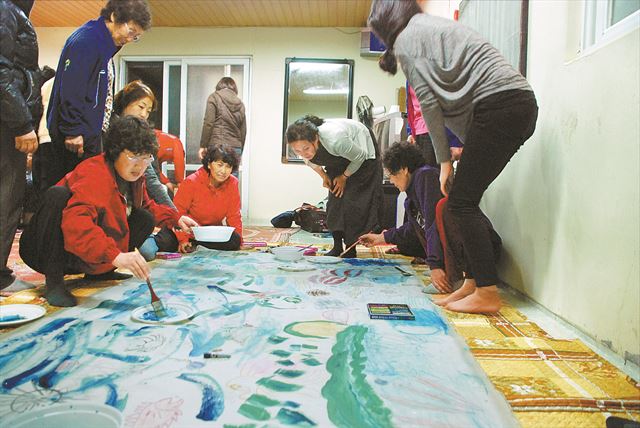 남원북클럽이 교육프로그램으로 진행한 '그림 그리는 해녀' 수업. 주민들이 그림을 배우는 과정은 다큐멘터리 영화로도 제작돼 해외 영화제에서 상을 받았다. 남원북클럽 제공