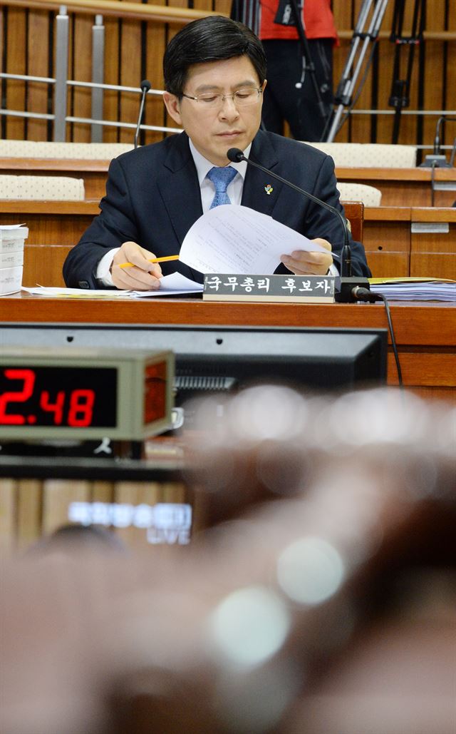 황교안 국무총리 후보자가 지난 9일 국회에서 열린 인사청문회에서 위원들의 질의에 답변중 굳은 표정을 하고 있다. 오대근기자 inliner@hankookilbo.com