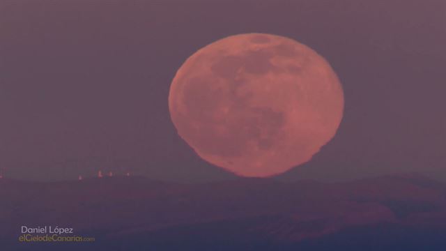 Full Moon Over Teide Observatory 영상 캡처