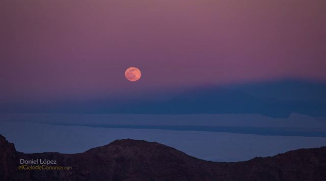 Full Moon Over Teide Observatory 영상 캡처