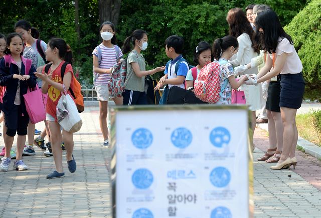 메르스(MERS, 중동호흡기증후군)여파로 휴업을 했다가 수업을 재개한 15일 오전 서울 강남구 양전초등학교에서 학생들이 손 세정제로 손을 씻고 있다. 뉴시스