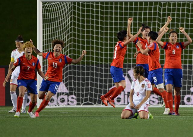 17일(현지시간) 캐나다 온타리오주 오타와의 랜스다운 스타디움에서 열린 2016 국제축구연맹(FIFA) 여자월드컵 조별리그 3차전 스페인-대한민국의 경기에서 한국여자축구대표팀이 2-1로 역전승을 거두며 월드컵 사상 첫 승과 함께 16강에 진출한 가운데 소냐 베르무데스가 프리킥이 크로스바를 맞자 실망하며 앉은 채 기뻐하는 한국 선수들을 바라보고 있다. 오타와=AP 연합뉴스