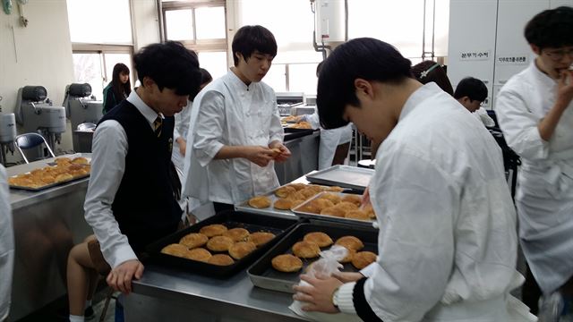 금천고 직업반 학생들이 서울 금천구 남부여성발전센터에서 직접 빵과 과자를 만들어 보고 있다. 직업반의 오후 수업은 이틀은 실습으로, 사흘은 이론수업으로 이뤄진다. 금천고 제공