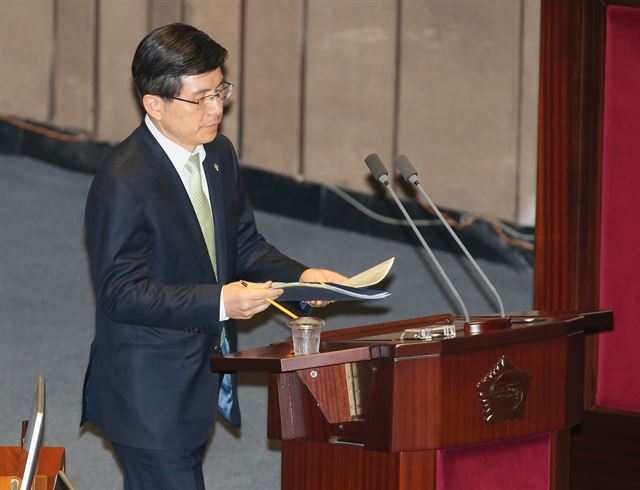 황교안 신임 국무총리가 19일 국회 본회의장에서 진행된 외교통일안보 분야 대정부질문에서 답변대로 향하고 있다. 연합뉴스