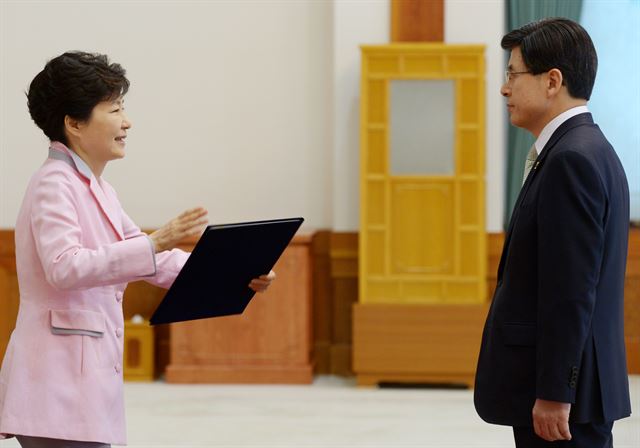 박근혜 대통령이 18일 오후 청와대에서 황교안 신임 국무총리에게 임명장을 수여하고 있다. 뉴시스