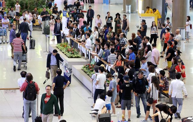 중동호흡기증후군(메르스) 추가 환자 발생이 주춤한 21일 오후 인천공항 입국장에 마스크를 착용한 입국객과 마중객들이 다소 줄어든 모습을 보이고 있다. 연합뉴스