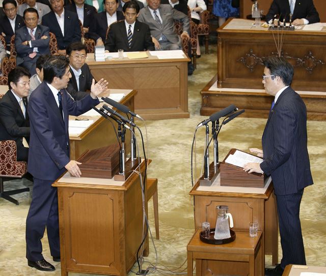 아베 신조(安倍晋三) 일본 총리(왼쪽)와 제1야당인 민주당의 오카다 가쓰야(岡田克也) 대표가 17일 국회에서 열린 당수 토론에서 설전을 벌이는 모습. 연합뉴스