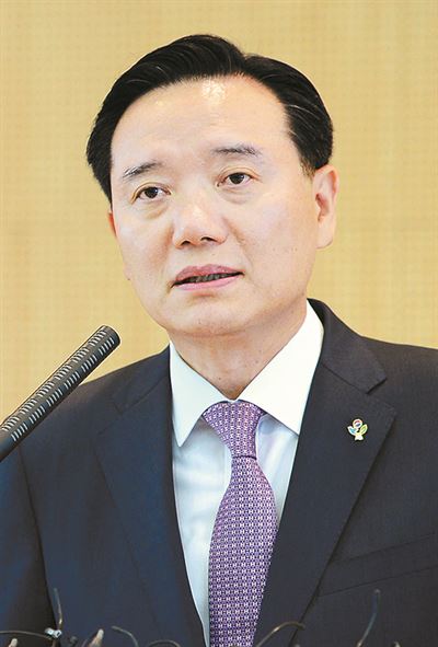 법무부 장관으로 내정된 김현웅 서울고검장이 21일 오후 서울 서초구 서울고등검찰청에서 소감을 밝히고 있다. 뉴시스