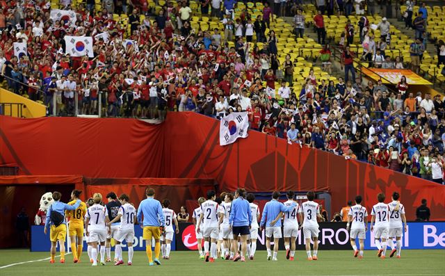 한국 여자축구대표팀이 22일 캐나다 몬트리올 올림픽 스타디움에서 열린 2015 캐나다 여자월드컵 프랑스와 16강전에서 0-3으로 패한 뒤 응원단의 격려 속에 경기장을 빠져 나오고 있다. 몬트리올=연합뉴스