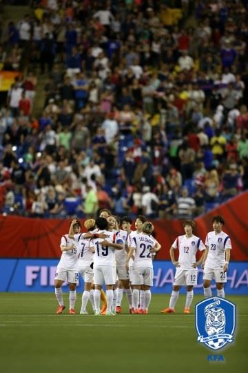 캐나다 몬트리올 올림픽 스타디움에서 22일 열린 2015 FIFA 캐나다 여자월드컵 16강전 한국 vs 프랑스 경기에서 한국 여자축구대표팀이 선전을 펼쳤지만 3-0으로 패한 가운데 서로를 격려하고 있다. 대한축구협회 제공