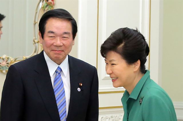 한일 정상이 22일 서울과 도쿄에서 각각 열리는 한일 국교정상화 50주년 행사에 교차 참석했다. 박근혜 대통령은 이날 청와대를 방문한 누카가 후쿠시로 일한연맹의원 회장을 접견했다. 연합뉴스