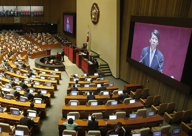 새정치민주연합 안철수 (노원 병)의원이 23일 국회 본회의장에서 진행된 교육·사회·문화 분야 대정부질문에서 발언하고 있다. 연합뉴스