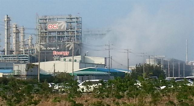 22일 오후 4시 3분 전북 군산시 소룡동 OCI 군산 폴리실리콘 2공장에서 원료물질인 염화규소(SiCI4) 62㎏가량이 외부로 누출됐다. 이 사고로 공장 근로자 1명이 다쳤으며 공장 측의 늑장보고 등으로 주민들의 불안이 커지고 있다. 연합뉴스