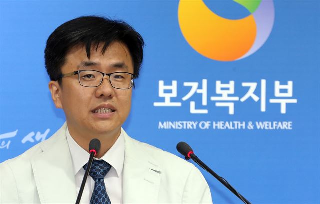 이재갑 한림대병원 감염내과 교수가 23일 오전 정부세종청사 보건복지부 공용브리핑룸에서 열린 중앙메르스대책본부 정례브리핑에서 중동호흡기증후군(메르스)에 감염된 후 다른 환자들에게 추가로 바이러스를 전파한 환자들은 비(非)전파 환자보다 발병 후 확진이 늦고 폐렴 증상이 나타났다는 공통점이 있는 것으로 확인됐다고 밝히고 있다. 연합뉴스