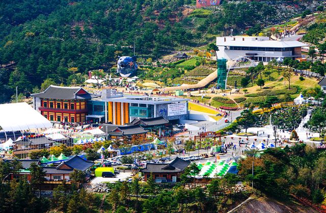 전체 면적의 78%가 임야인 지리산 자락의 경남 산청군은 '한방의 고장'브랜드 구축을 위해 2013년산청세계전통의약엑스포를 개최한 데 이어 매년 산청한방약초축제를 개최하고 있다.사진은 힐링관광 중심지로 자리잡고 있는'동의보감촌'전경. 산청군 제공