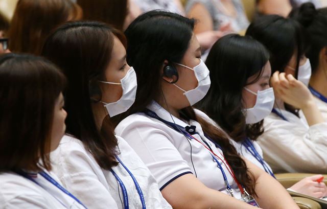 메르스 여파로 기숙학교·학원이 귀가 조치 제한을 해 학생들의 발이 묶였다. 사진은 지난 19일 오전 서울 강남구 코엑스에서 열린 2015 세계간호사대회 세계학생대회에서 참석학생들이 마스크를 쓰고 있는 모습. 연합뉴스