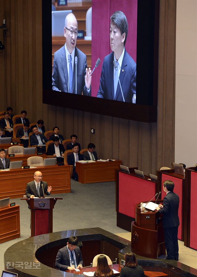 안철수 새정치민주연합 의원이 23일 국회 본회의장에서 문형표 보건복지부 장관을 상대로 대정부질문 데뷔전을 치르고 있다. 고영권기자youngkoh@hankookilbo.com