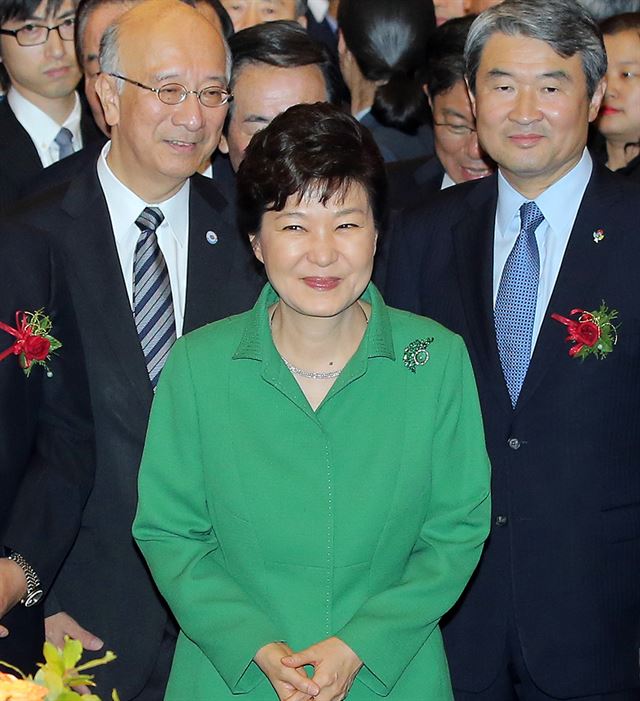 박근혜 대통령이 22일 오후 서울 중구 소공동 웨스틴조선호텔에서 열린 한일 국교정상화 50주년 기념 리셉션에 벳쇼 주한일본대사, 조태용 외교부 차관 등과 함께 입장하며 참석자들의 박수를 받고 있다. 연합뉴스