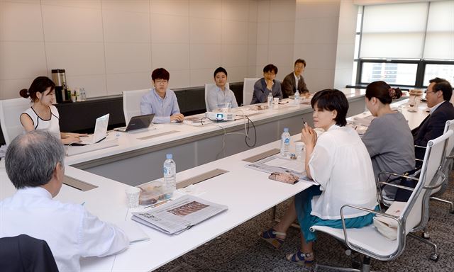 한국일보 독자권익위원들이 17일 서울 중구 세종대로 한국일보사 회의실에서 메르스 사태와 국회법 개정안 보도 등에 대한 의견을 나누고 있다. 왕태석기자 kingwang@hankookilbo.com