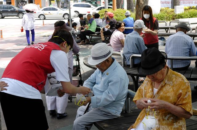 호서대 제약공학과 학생들이 메르스 예방을 위해 직접 만든 손 소독제를 23일 온양온천역 광장에서 노인들에게 무료로 나눠 주고 있다. 호서대 제공