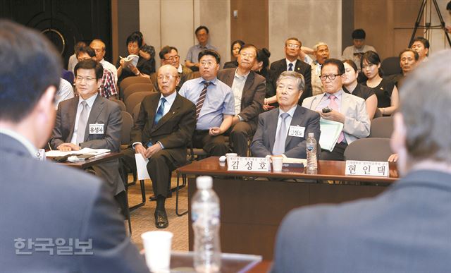 국내외 안보전문가들이 24일 서울 중구 프레스센터에서 열린 '새로운 도전 속의 대한민국 안보' 토론회에 참석해 토론자들의 발표 내용에 귀를 기울이고 있다. 앞줄 가운데는 토론회를 주최한 재단법인 행복세상 이사장인 김성호 전 국가정보원 원장. 홍인기기자 hongik@hankookilbo.com