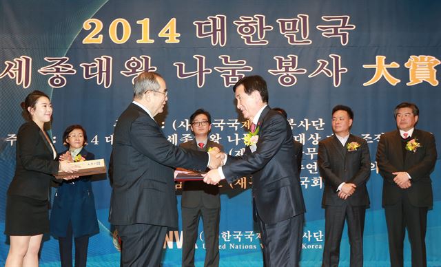 임창호 함양군수는 1인당 GRDP 3만달러의 '부자 함양' 건설을 위해 각종 공모사업과 경남도와 정부 부처 등을 직접 찾아다니는 '발품행정'을 펼쳐 지난해 사상 최고의 수상실적과 1,200억원이 넘는 국·도비를 확보하는 성과를 올렸다. 사진은 임 군수(오른쪽)가 지난해 세종대왕나눔봉사대상을 수상하는 모습. 함양군 제공