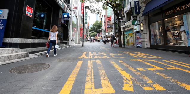 메르스 여파로 외국인 관광객이 급감해 명동 거리가 한산했던 9일 전과 대조되는 모습이다. 연합뉴스