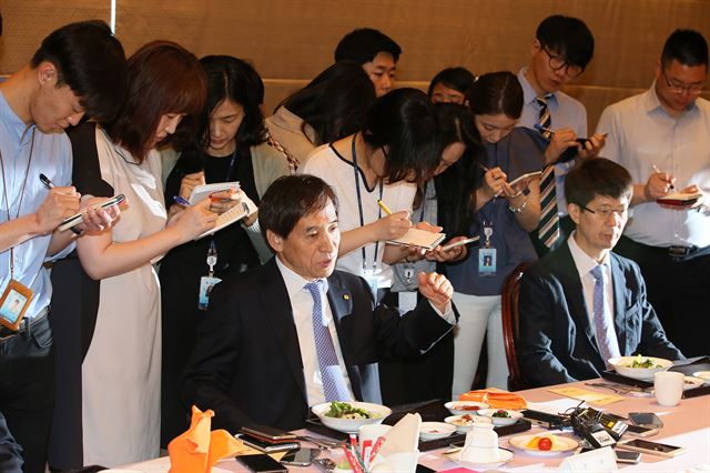 24일 한국은행본점에서 열렸던 경제동향간담회에서 이주열 한국은행 총재가 모두발언을 하고 있다. 연합뉴스