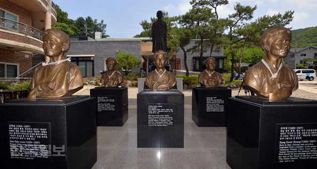 답답한 현실을 반영하듯, 돌아가신 위안부 할머니들의 흉상이 경기 광주시 퇴촌면 나눔의 집에서 우두커니 하늘을 바라보고 있다. 서재훈기자 spring@hankookilbo.com