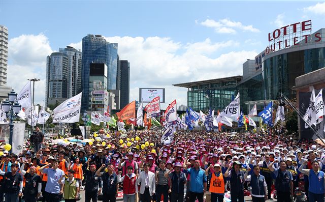 27일 오후 서울역 광장에서 민주노총 전국노동자대회가 열리고 있다. 이들은 '최저임금 1만원으로 인상'과 '노동시장 구조개악 저지'를 주장했다. 연합뉴스