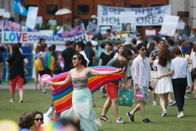 28일 서울광장에서 열린 제16회 퀴어문화축제에서 한 참가자가 무지개 망토를 펼쳐 보이고 있다. 사회적 다양성을 의미하는 무지개 깃발은 동성애를 상징한다. 연합뉴스