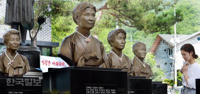 [저작권 한국일보] 경기도 광주 퇴촌면 나눔의 집에서 방문객이 돌아가신 할머니들의 흉상을 보고 있다. 흉상뒤에 일왕의 사죄를 요구 하는 글귀가 걸려 있다. 신상순 선임기자 ssshin@hankookilbo.com