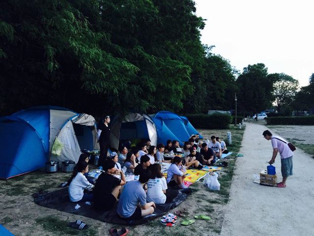 희망나비 평화기행단은 캠프장 텐트에서 잠을 자고 직접 밥을 지어 먹으며 19박20일의 여정을 이어간다.