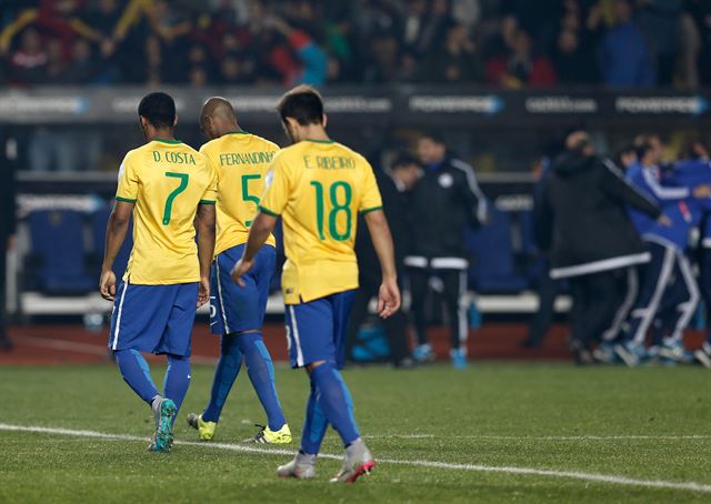 2015 코파아메리카 축구에서 파라과이에 승부차기로 패한 브라질 선수들이 경기장을 떠나고 있다. AP 연합뉴스