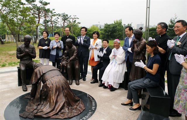 프란치스코 교황의 대전 방문을 기념하는 조형물 축복식이 30일 대전월드컵경기장 서문광장에서 유흥식 천주교 대전교구 라자로 주교를 비롯해 김경란 마리아 작가, 권선택 대전시장, 김인식 대전시의회 의장, 허태정 유성구청장 등이 참석한 가운데 열렸다. 이 조형물은 대전시와 천주교 대전교구가 합동으로 세웠다. 대전시 제공