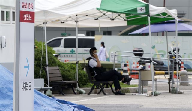 사흘째 확진자가 추가 발생하지 않고 중동호흡기증후군(메르스) 사태가 진정세를 보인 30일 오후 서울의 한 병원 선별진료소가 한산한 모습을 보이고 있다. 연합뉴스