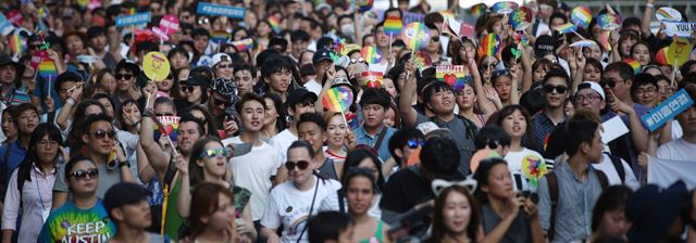 28일 오후 서울광장에서 열린 2015 퀴어문화축제에 참가한 성소수자와 동성애 지지자들이 피켓을 들고 거리를 행진하고 있다. 뉴시스