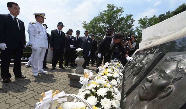 제2연평해전 13주년 기념행사에 참석한 한민구(맨 왼쪽) 국방장관과 최윤희(왼쪽 두번째) 합참의장 등이 29일 오전 경기 평택시 해군 2함대사령부 제2연평해전 기념비에 새겨진 전사자 흉상에 참배하고 있다. 한민구 국방장관은 기념식 추모사에서 제2연평해전을 '승전'으로 규정했다. 평택=배우한기자 bwh3140@hankookilbo.com