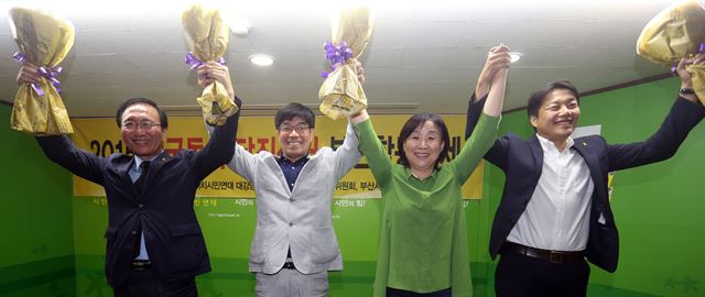 전국 동시당직선거에 출마한 정의당 후보들이 지난달 30일 부산 합동 유세에서 손을 맞잡고 있다. 사진 왼쪽부터 노회찬 전대표, 노항래 전 국민참여당 정책위의장, 심상정 전 원내대표, 조성주 정치발전소 공동대표. 연합뉴스