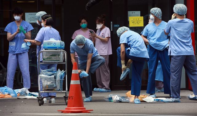 2일 서울 일원동 삼성서울병원 의료진들이 메르스 감염을 막기 위한 마스크와 발싸개 등 보호장비를 착용하고 있다. 이날 이 병원 간호사가 메르스 확진 판정을 받았다. 연합뉴스