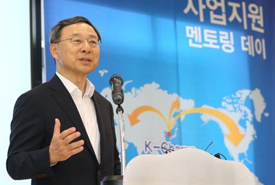 황창규 KT 회장이 2일 오전 경기도 성남시 경기창조경제혁신센터에서 열린 '스타트업 멘토링 데이'에서 참석자들에게 이번 행사의 의의와 KT의 지원 내용을 설명하고 있다. KT제공