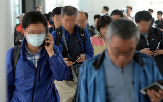 중국 연수 중 버스사고를 당한 공무원 일행 가운데 부상자를 제외한 이들이 3일 오후 인천국제공항을 통해 귀국하고 있다. 연합뉴스