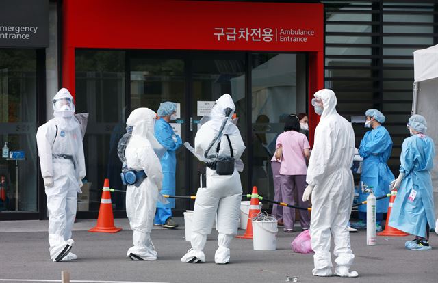 3일 오후 강남구 일원동 삼성서울병원 응급실 앞에서 방호복을 입은 병원관계자들이 대기하고 있다. 연합뉴스