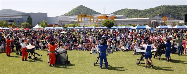 두산중공업 등 경남 창원지역 6개 두산 계열사는 어린이날에 직원 및 협력사 가족과 1500여 소외계층 아동들을 초청해 두산중공업 대운동장에서 '두산 가족문화제' 행사를 펼쳤다. 두산그룹 제공