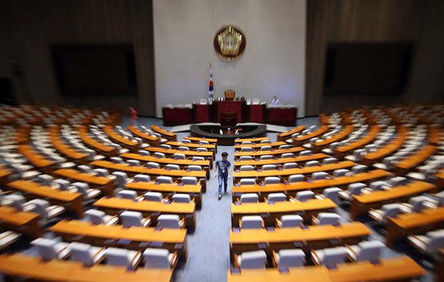 박근혜 대통령의 거부권행사로 국회법 개정안 재의를 앞둔 5일 오후 국회 본회의장에서 국회 직원들이 시설 점검을 하고 있다. 연합뉴스