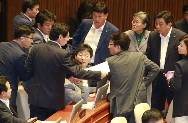 새누리당 유승민 원내대표가 6일 국회 본회의장에서 동료 의원들과 대화를 하고 있다. 연합뉴스