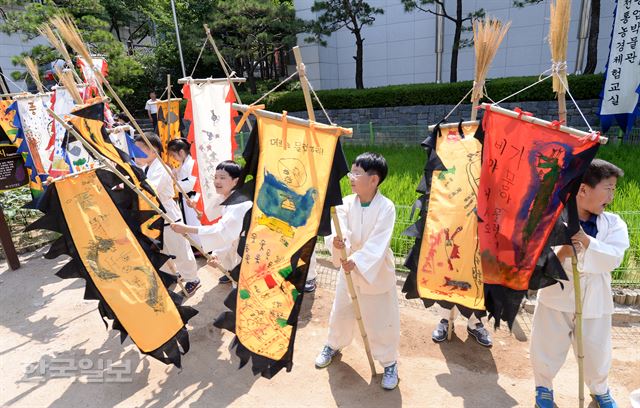 6일 오전 서울 서대문구 농협박물관에서 미동초등학교 학생들이 직접 만든 농기를 들고, 논 주변을 돌며 소원이 이루어 지길 기원하고 있다./홍인기기자 hongik@hankookilbo.com