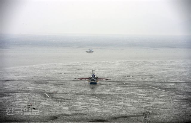 분오리돈대에서는 드넓은 갯벌을 볼 수 있다. 최흥수기자 choissoo@hankookilbo.com