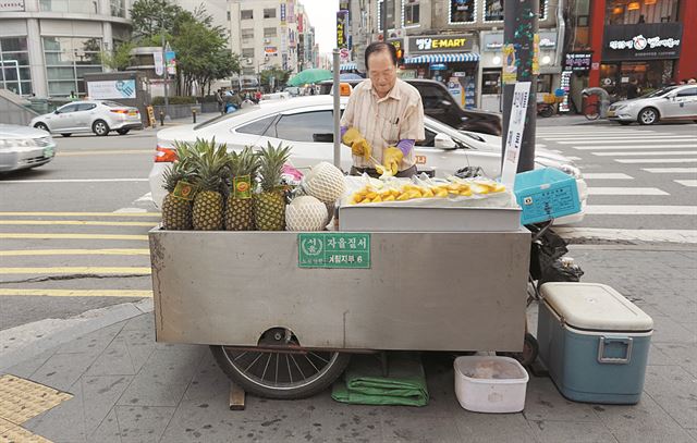 을지로 5가의 과일꼬치 노점상