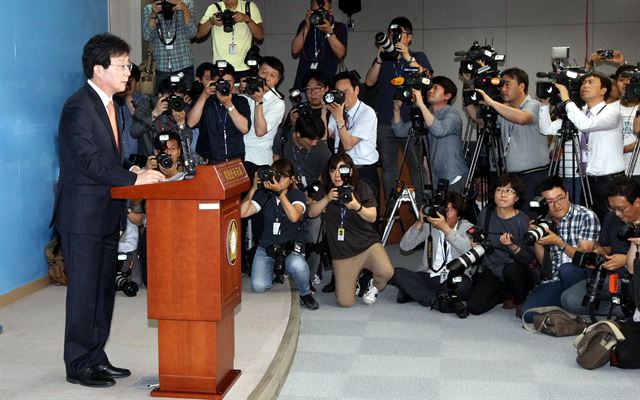 새누리당 유승민 원내대표가 8일 오후 국회 정론관에서 사퇴 기자회견을 하고 있다. 오대근기자 inliner@hankookilbo.com